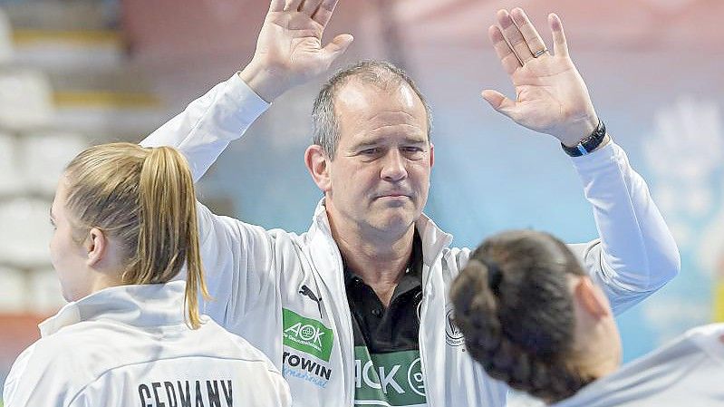 Kann sich über den Pflichtsieg der deutschen Handballerinnen gegen Kongo freuen: Bundestrainer Henk Groener. Foto: Marco Wolf/dpa