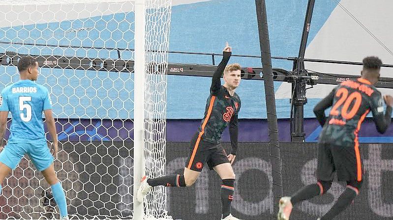Chelseas Torschütze Timo Werner (M) jubelt nach dem Führungstreffer seiner Mannschaft. Foto: Dmitri Lovetsky/AP/dpa