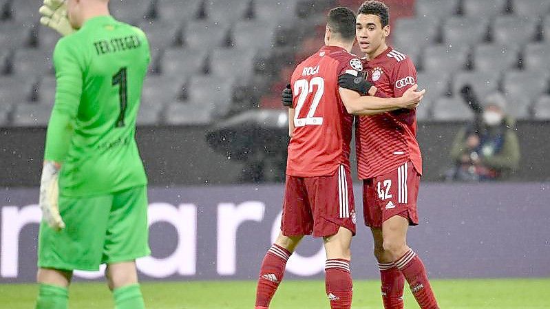 Die Bayern feiern das 2:0 gegen die Gäste aus Barcelona. Foto: Sven Hoppe/dpa