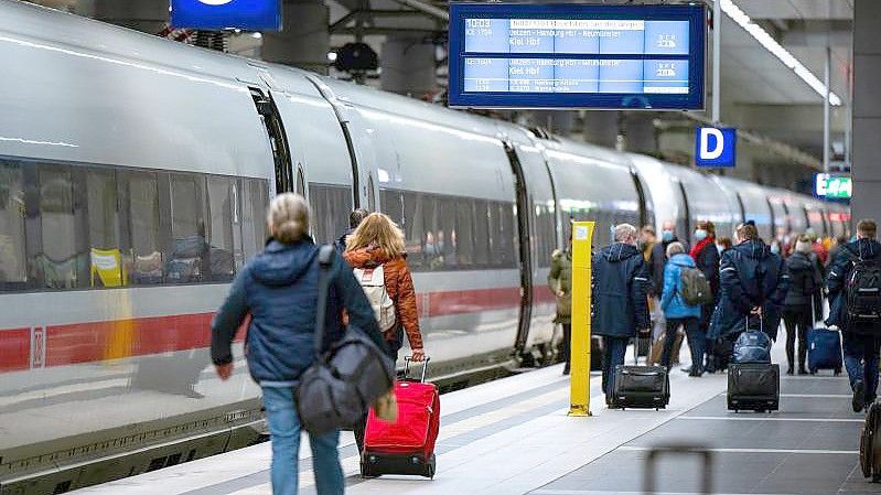 Die Deutsche Bahn stockt ihr Zugangebot zur Weihnachtszeit auf. Foto: Monika Skolimowska/dpa-Zentralbild/dpa