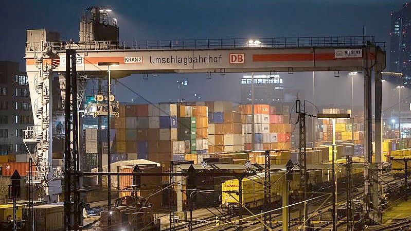 Frachtcontainer stehen auf dem Frankfurter Güterbahnhof. Foto: Sebastian Gollnow/dpa