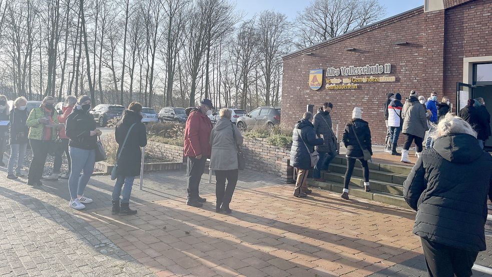 Eine lange Menschenschlange stand am Donnerstagmittag vor dem Vereins- und Gemeindezentrum in Ostrhauderfehn. Sie alle wollten sich impfen lassen. Foto: Münch