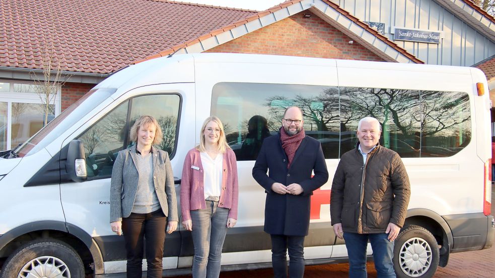 Vor dem Impfmobil des Landkreises stehen hier (von links) Dr. Lydia Kocar, Leiterin des Referats Strategie und Innovation, mitverantwortlich für die Impflogistik, Lisa Tabeling, Leiterin der Impfteams, Landrat Johann Wimberg und Löningens Bürgermeister Burkhard Sibbel. Foto: Kreisverwaltung