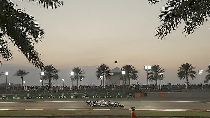 Lewis Hamilton beim Formel-1-Finale in Abu Dhabi im Jahr 2019. Zum vierten Mal wird die WM auf dem Yas Marina Circuit entschieden. Foto: Hassan Ammar/AP/dpa