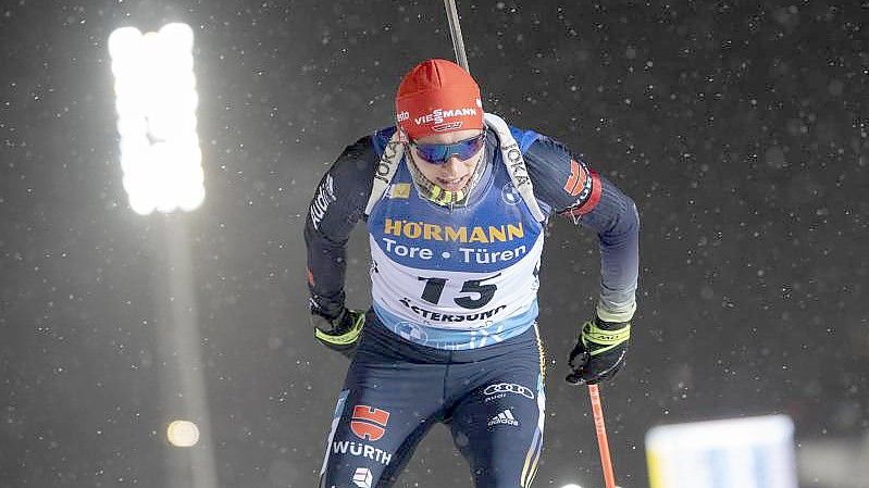 Biathlet Benedikt Doll geht in Hochfilzen im Sprint an den Start. Foto: Fredrik Sandberg/TT News Agency/AP/dpa