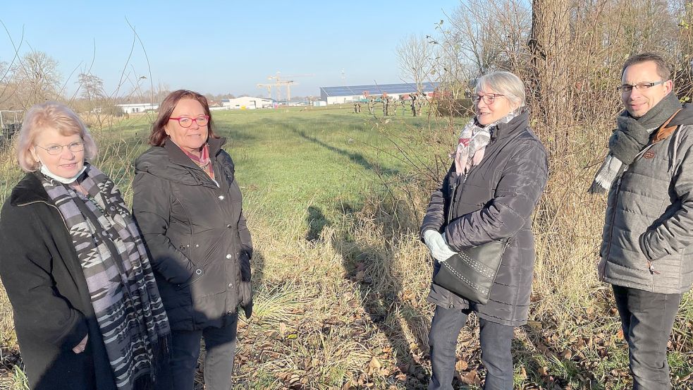 Ortsbürgermeisterin Margarete Niemann (von links), Ortsratsmitglied Brunhild Wallenstein sowie die Vereinswieken-Anlieger Hildegard Jäger und Ubbo Harders haben viele Argumente gegen die Gewerbegebiets-Erweiterung am geplanten Standort zusammengetragen. Foto: Janßen