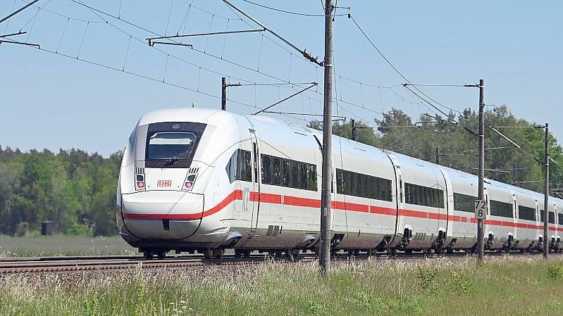 Ein Intercity vom Typ ICE 4 fährt aus Hamburg kommend in Richtung Berlin. Foto: Soeren Stache/dpa-Zentralbild/dpa