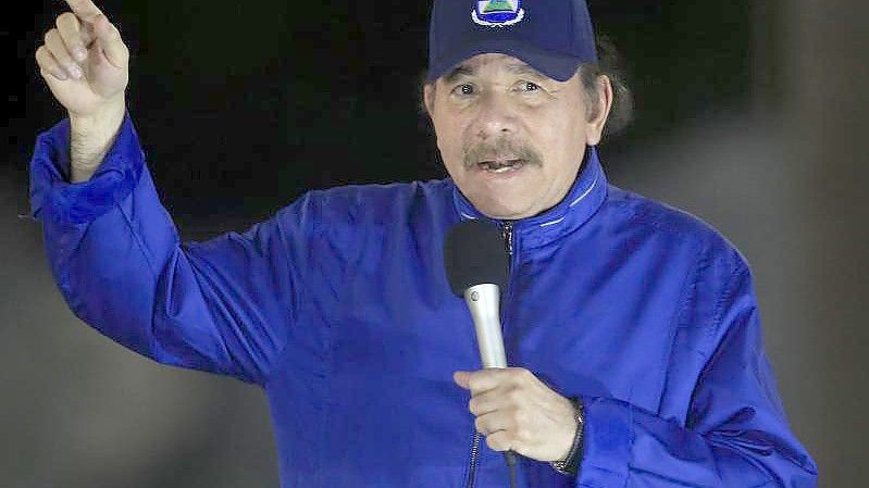 Daniel Ortega, Präsident von Nicaragua, spricht bei der Einweihungsfeier einer Autobahnüberführung. (Archivbild). Foto: Alfredo Zuniga/AP/dpa