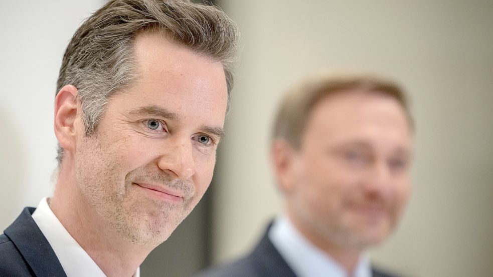 Christian Dürr aus Ganderkesee (Kreis Oldenburg) ist jetzt Vorsitzender der FDP-Bundestagsfraktion. Im Hintergrund steht sein Vorgänger Christian Lindner, der jetzt Bundesfinanzminister ist. Foto: Michael Kappeler/dpa