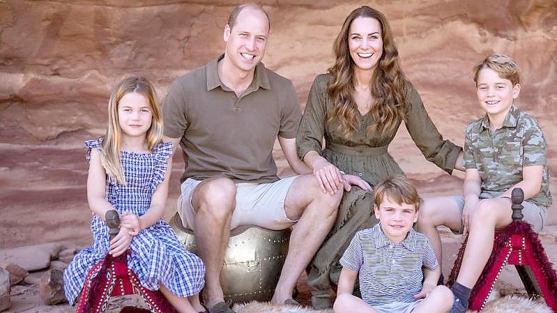 Prinz William (2.v.l), Herzog von Cambridge, und seine Frau Kate, Herzogin von Cambridge, mit ihren drei Kindern Prinz George (r), Prinzessin Charlotte (l) und Prinz Louis. Foto: Kensington Palace/PA Media/dpa