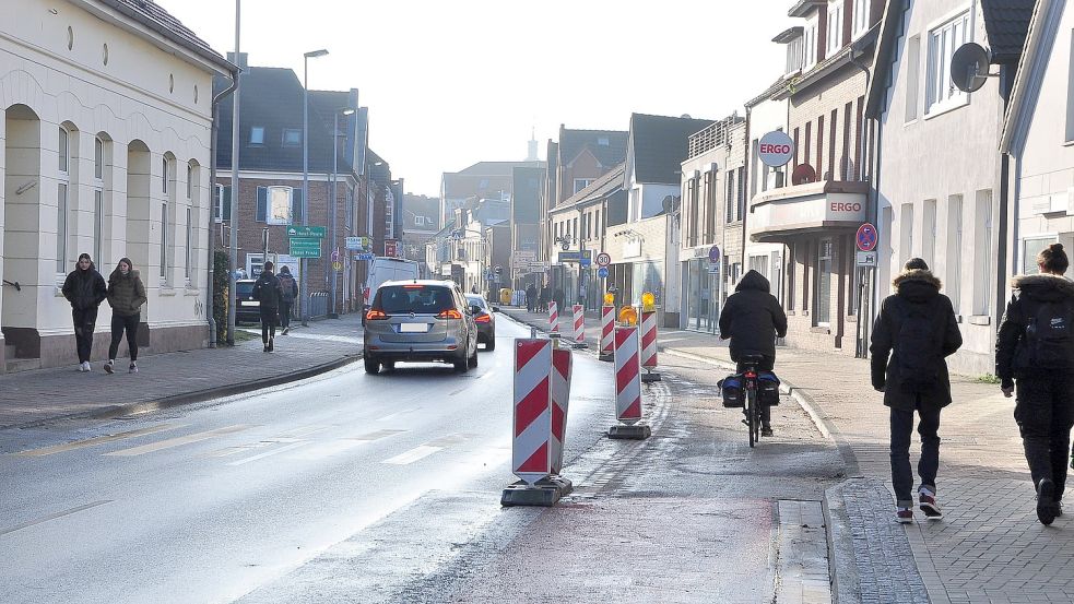 Wo einst Abstellplätze waren, führt nun der Fahrradstreifen an der Heisfelder Straße entlang. Foto: Wolters