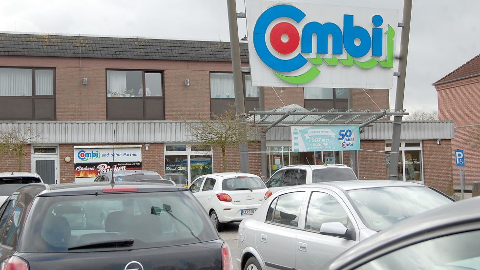 Das Gebäude an der Ostertorstraße in Remels, in dem der Supermarkt jetzt noch ansässig ist, wird abgerissen. An fast gleicher Stelle wird ab Februar der Neubau errichtet. Foto: Schneider-Berents