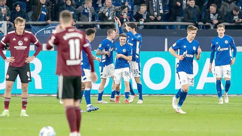 Schalkes Spieler jubeln über das 1:0 durch Thomas Ouwejan. Foto: Bernd Thissen/dpa