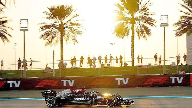 Lewis Hamilton fährt im Mercedes-Boliden über die Rennstrecke in Abu Dhabi. Foto: Hasan Bratic/dpa