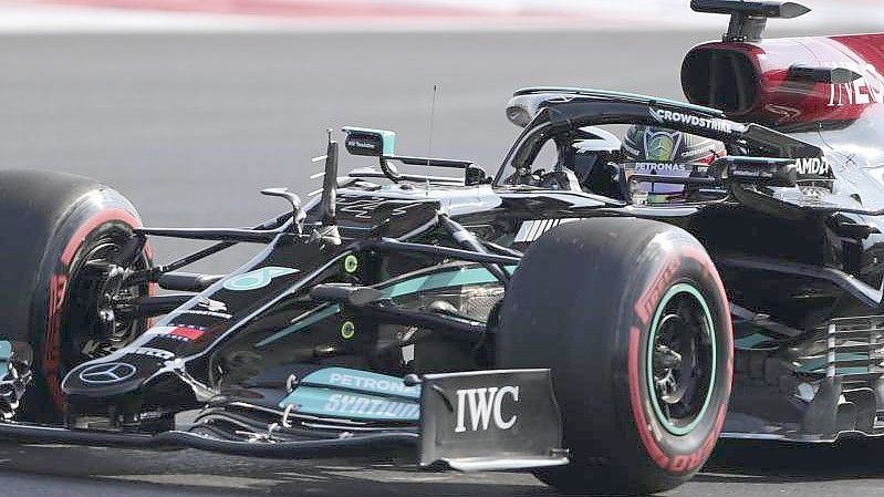 Lewis Hamilton fuhr im letzten Freien Training die Bestzeit. Foto: Kamran Jebreili/AP/dpa
