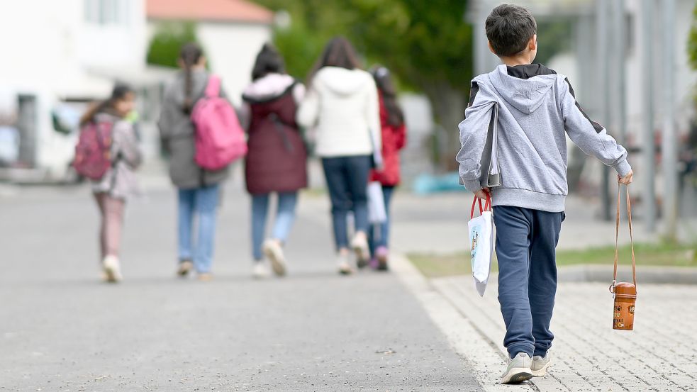 Das Grenzdurchgangslager Friedland: Flüchtlinge gehen in der Landesaufnahmebehörde Niedersachsen im Grenzdurchgangslager Friedland an Unterkünften vorbei. Aktuell kommen viele Asylsuchende nach Niedersachsen. Foto: Pförtner/DPA