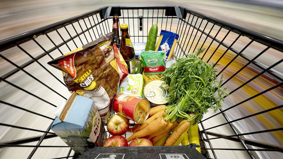Ein Einkauf liegt in einem Einkaufswagen in einem Supermarkt. Die Inflation in Deutschland ist im November 2021 auf den höchsten Stand seit fast 30 Jahren gestiegen. Foto: Fabian Sommer/dpa