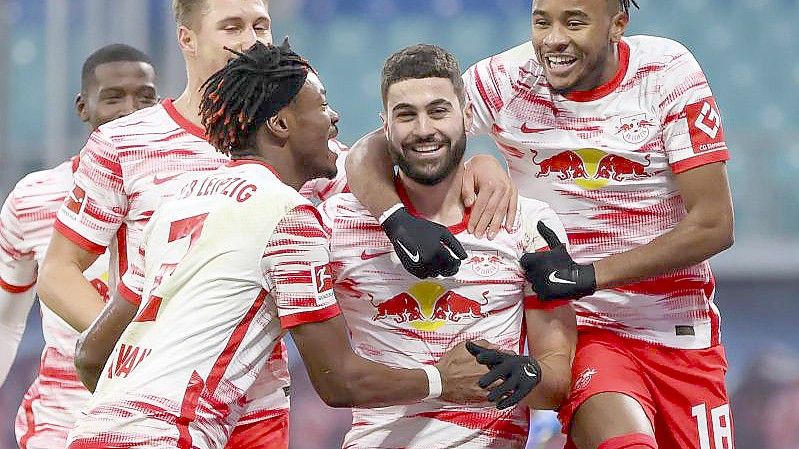 Die Leipziger Spieler bejubeln den Treffer von Josko Gvardiol (2.v.r.) zum 1:0. Foto: Jan Woitas/dpa-Zentralbild/dpa