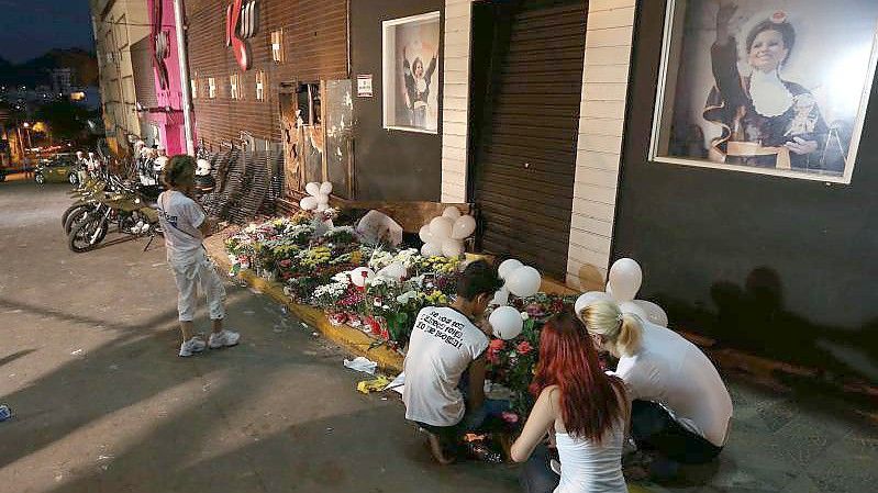 Blumen für die Opfer des in Brand geratenen Clubs in Brasilien (2013). Foto: Marcelo Sayao/EFE/epa/dpa