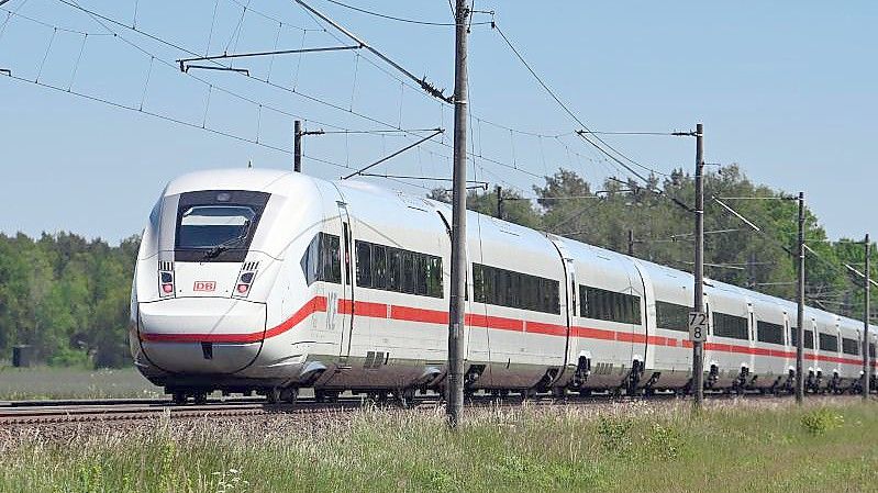 Ein Intercity vom Typ ICE 4 fährt nahe der Stadt aus Hamburg kommend in Richtung Berlin. Foto: Soeren Stache/dpa-Zentralbild/dpa