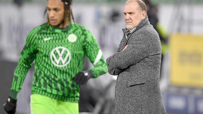 Jörg Schmadtke steht bei einigen Wolfsburger Fans in der Kritik. Foto: Swen Pförtner/dpa