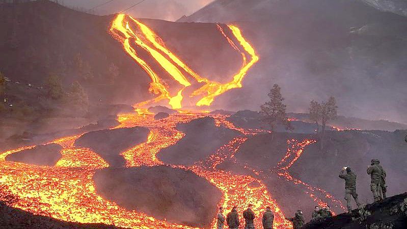 Der Berg spuckt Feuer. Foto: Emilio Morenatti/AP/dpa