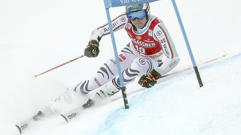 Fährt nach dem sechsten Rang nach Peking: Ski-Ass Alexander Schmid. Foto: Gabriele Facciotti/AP/dpa