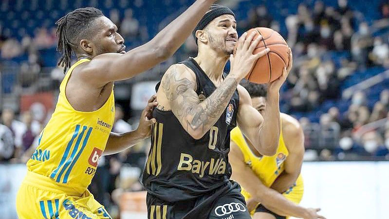 Nick Weiler-Babb von Bayern München setzt sich gegen Albas Smith (l) durch. Foto: Andreas Gora/dpa