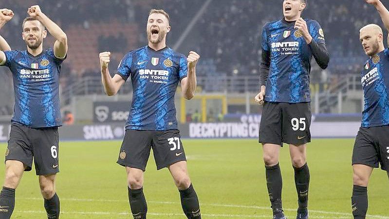 Spieler von Inter Mailand feiern die Tabellenführung nach dem 4:0-Sieg gegen Cagliari Calcio. Foto: Luca Bruno/AP/dpa