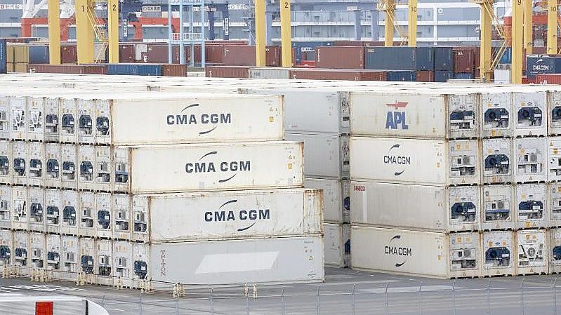 Container stehen am Hafen in Yokohama. Die Lieferkrise bereitet Japans Automobilindustrie weiter Sorgen. Foto: Koji Sasahara/AP/dpa