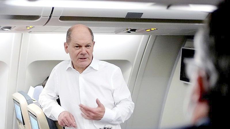 Bundeskanzler Olaf Scholz (SPD) im Gespräch mit Journalisten im Airbus A340 der Luftwaffe vor der Heimreise aus Polen. Foto: Kay Nietfeld/dpa