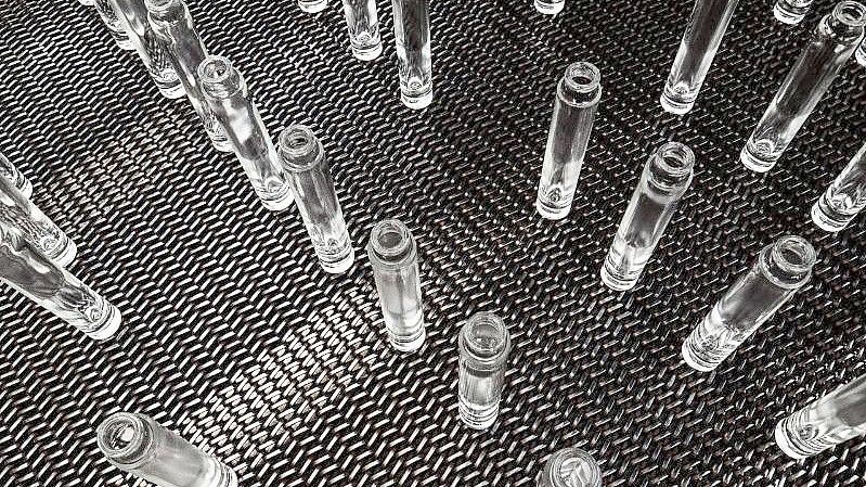 Zahlreiche Flakons werden in den Produktionshallen der Firma Heinz-Glas in Kleintettau (Bayern) über ein Förderband transportiert. Foto: picture alliance / dpa