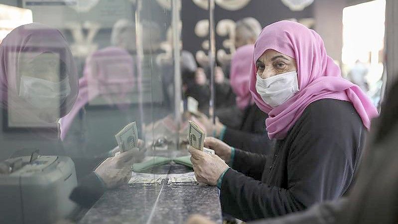 Die angeschlagene türkische Währung ist in den letzten Monaten gegenüber dem US-Dollar und dem Euro auf ein Allzeittief gefallen. Foto: Emrah Gurel/AP/dpa