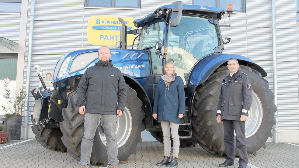 Fritz Diekgerdes vom Schutzengelprojekt, ABC Bruns Geschäftsleiterin Daniela Bruns und Polizist Achim Wach von der Straßenverkehrswacht freuen sich auf den Beginn der kostenlosen Präventionsveranstaltung. Foto: ABC Bruns