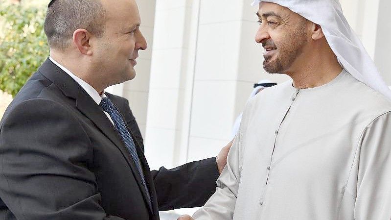 Naftali Bennett (l) trifft Scheich Mohamed bin Said Al Nahjan, Kronprinz von Abu Dhabi. Bennett ist der erste israelische Ministerpräsident, der zu einem offiziellen Besuch in die Emirate gereist ist. Foto: Haim Zach/GPO/dpa