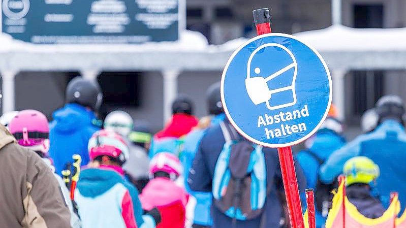 Ein Schild im baden-württembergischen Feldberg zeigt die Corona-Regeln für Wintersportler. Foto: Philipp von Ditfurth/dpa
