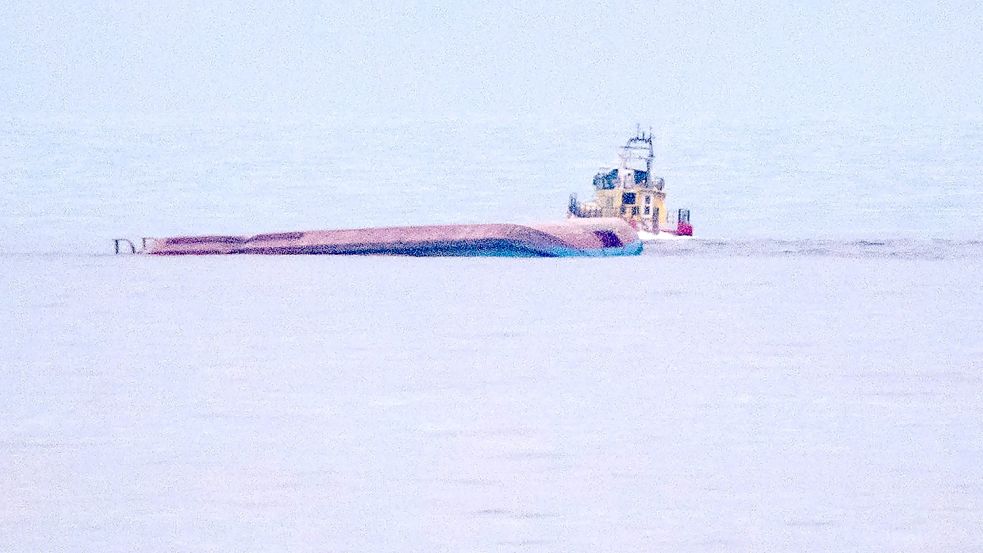 Der gekenterte dänische Frachter „Karin Høj“ treibt nach der Kollision vor der schwedischen Küste. Foto: Imago Images/Johan Nilsson/TT