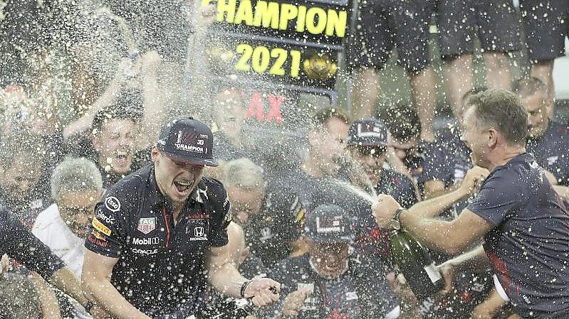 Max Verstappen (l) feiert mit Red-Bull-Teamchef Christian Horner (r) und seinem Team in der Boxengasse. Foto: Kamran Jebreili/AP/dpa