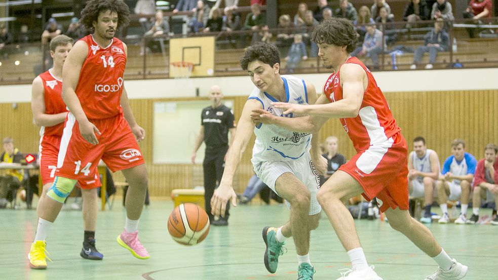 Kerem Baysalli (weißes Trikot) erzielte fünf Punkte für Logabirum. Foto: Doden