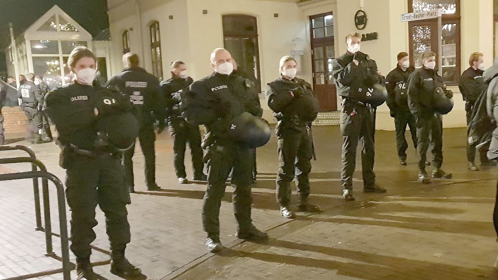 Die Polizei hat die Zugänge zum Ernst-Reuter-Platz abgeriegelt. Foto: Mielcarek