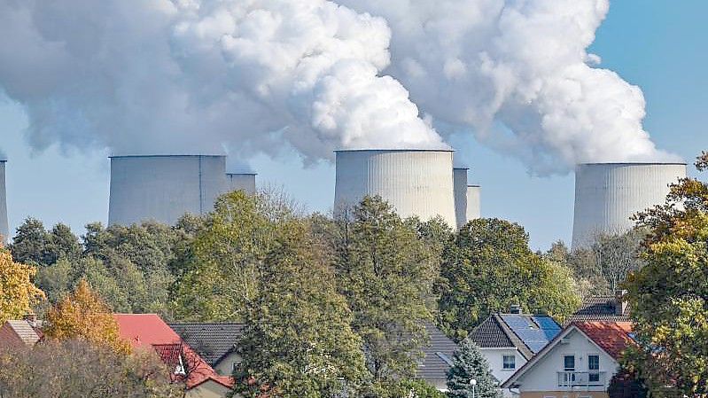 Wasserdampf steigt aus den Kühltürmen des Braunkohlekraftwerks Jänschwalde der Lausitz Energie Bergbau AG (LEAG). Foto: Patrick Pleul/dpa-Zentralbild/dpa