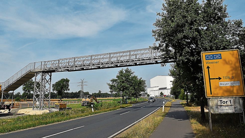 Die Fußgängerbrücke über die Rheiderlandstraße bei der Meyer-Werft in Papenburg. Archivbild: Gonzalez-Tepper