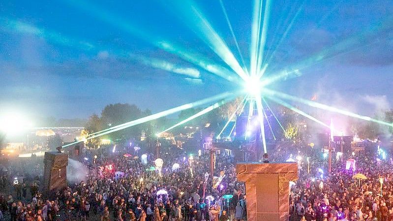 Festivalbesucher tanzen an der Turmbühne auf dem Gelände des Fusion-Festival 2019. Foto: Christian Charisius/dpa