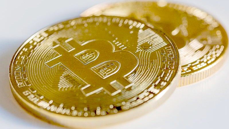 Zwei Bitcoin-Münzen liegen auf einem Tisch. Europas größter digitaler Vermögensverwalter Scalable Capital steigt in das riskante Geschäft mit Kryptowährungen ein. Foto: Fernando Gutierrez-Juarez/dpa-Zentralbild/dpa