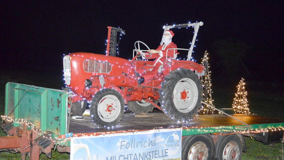 Am Sonnabend, 18. Dezember, startet um 16 Uhr ein Treckerkorso. Das Foto stammt vom vergangenen Jahr von dem Korso aus Westoverledingen an der B70. Foto: Weers