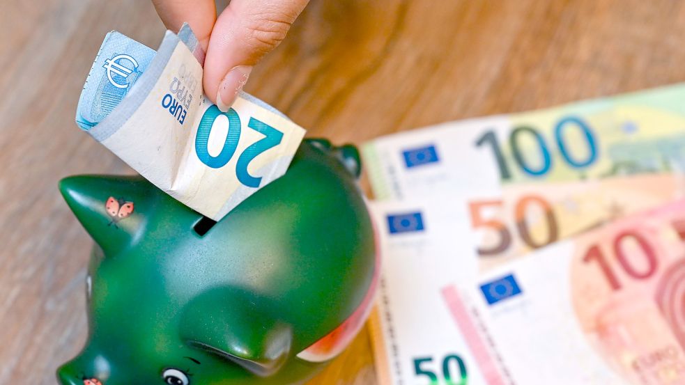 Viele Menschen vertrauen das Geld nicht ihrer Bank an, sondern lassen es zu Hause. Foto: Patrick Pleul/dpa