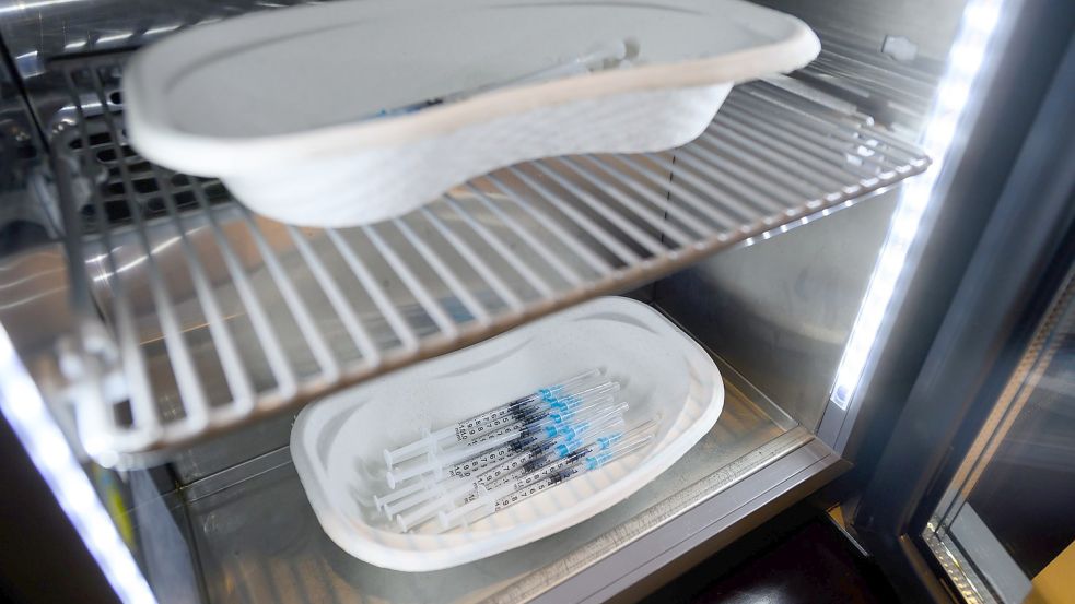 Spritzen mit dem Impfstoff von Moderna liegen, in einem Kühlschrank.. Foto: Robert Michael/dpa-Zentralbild/dpa
