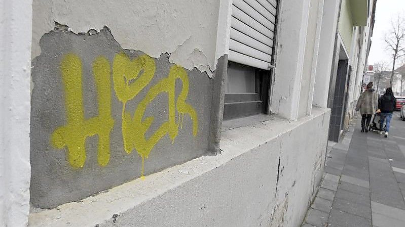 Blick auf ein Haus im Stadtteil Nippes, wo die Polizei mit Unterstützung des SEK eine Razzia durchgeführt hat. Foto: Roberto Pfeil/dpa