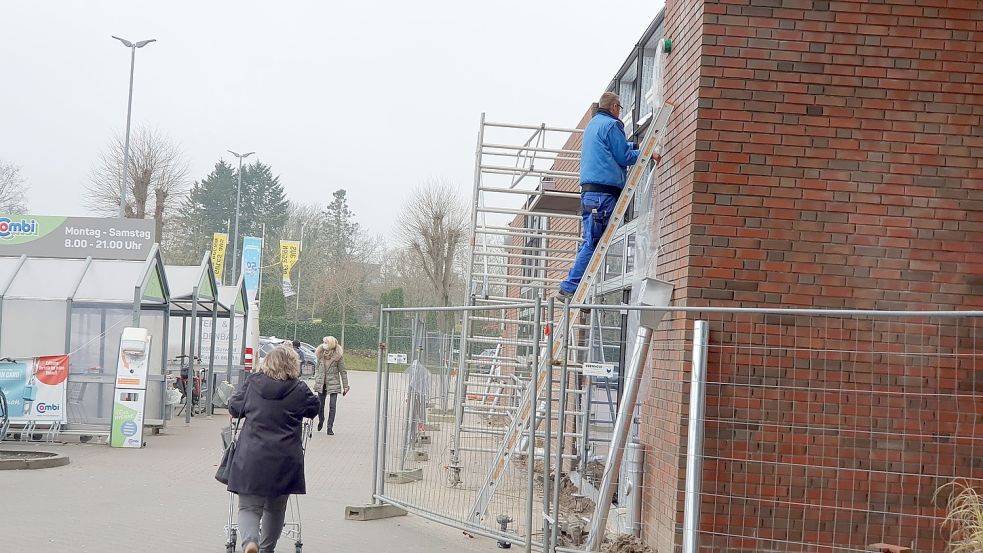 Der Anbau neben dem Eingang des Combi-Marktes in Weener ist bald fertig. Foto: Gettkowski