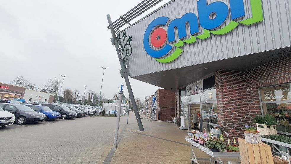 In mehreren Abschnitten wird das Einkaufszentrum rund um den Combi-Markt in Weener erweitert und modernisiert. Nach der Eröffnung des Neubaus für Rossmann und die Buchhandlung "Klibo" folgte ein Anbau an den Supermarkt. Foto: Gettkowski